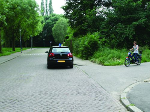 Geri dönmek istiyorsun öncelikle moped sürücüsüne yol vermen gerekir mi?